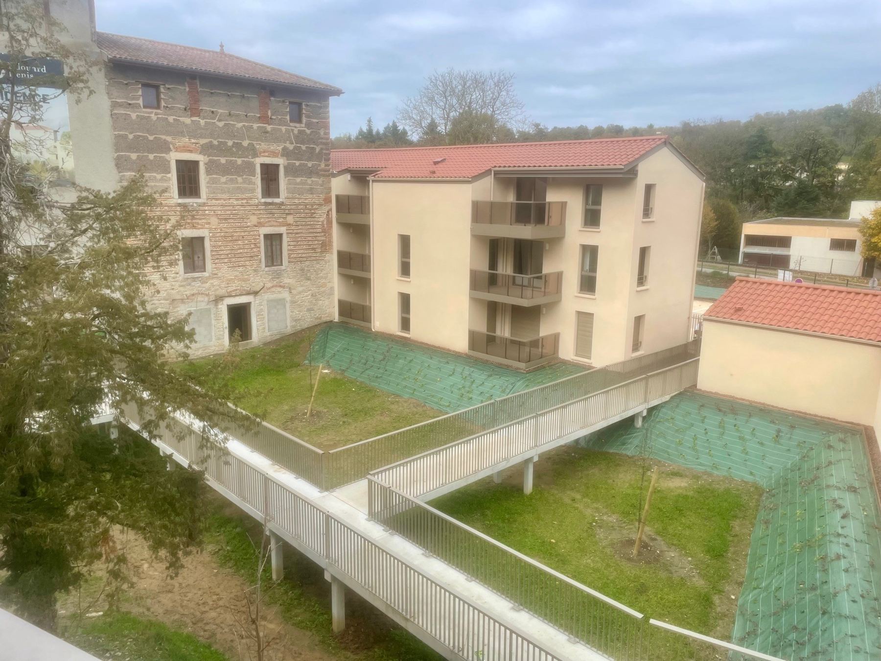 Cour et toiture végétalisée du Clos du Moulin