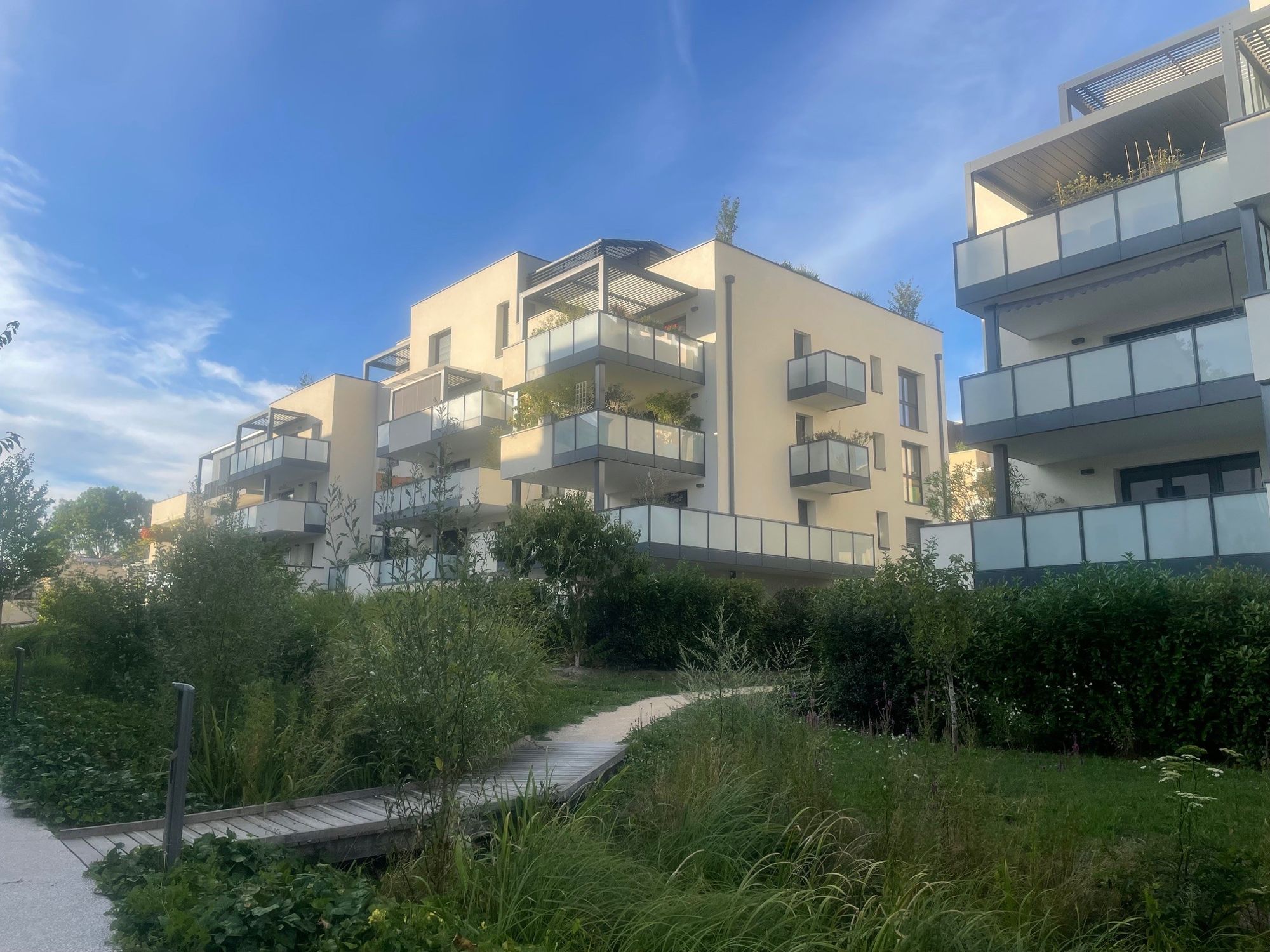 Garden Park à Ferney-Voltaire : logements dans un jardin paysager