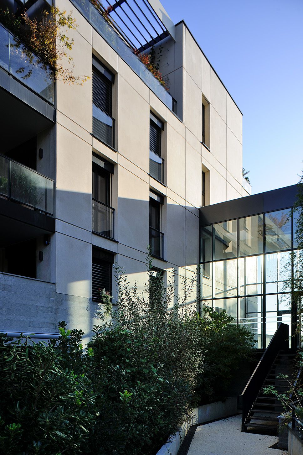 Lugdunum, angle de façade et passerelle vitrée