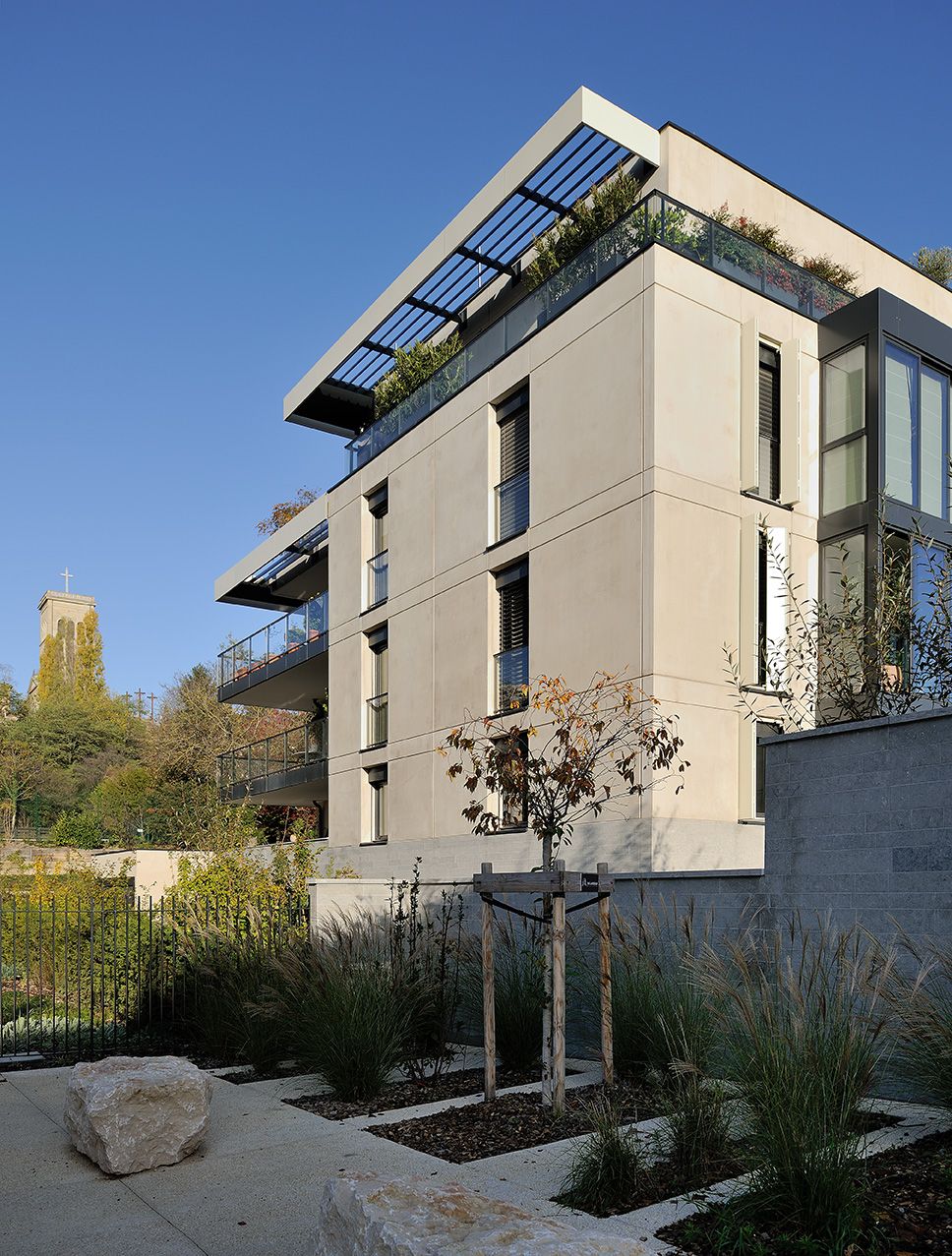 Lugdunum, pignon et attique vus depuis le jardin