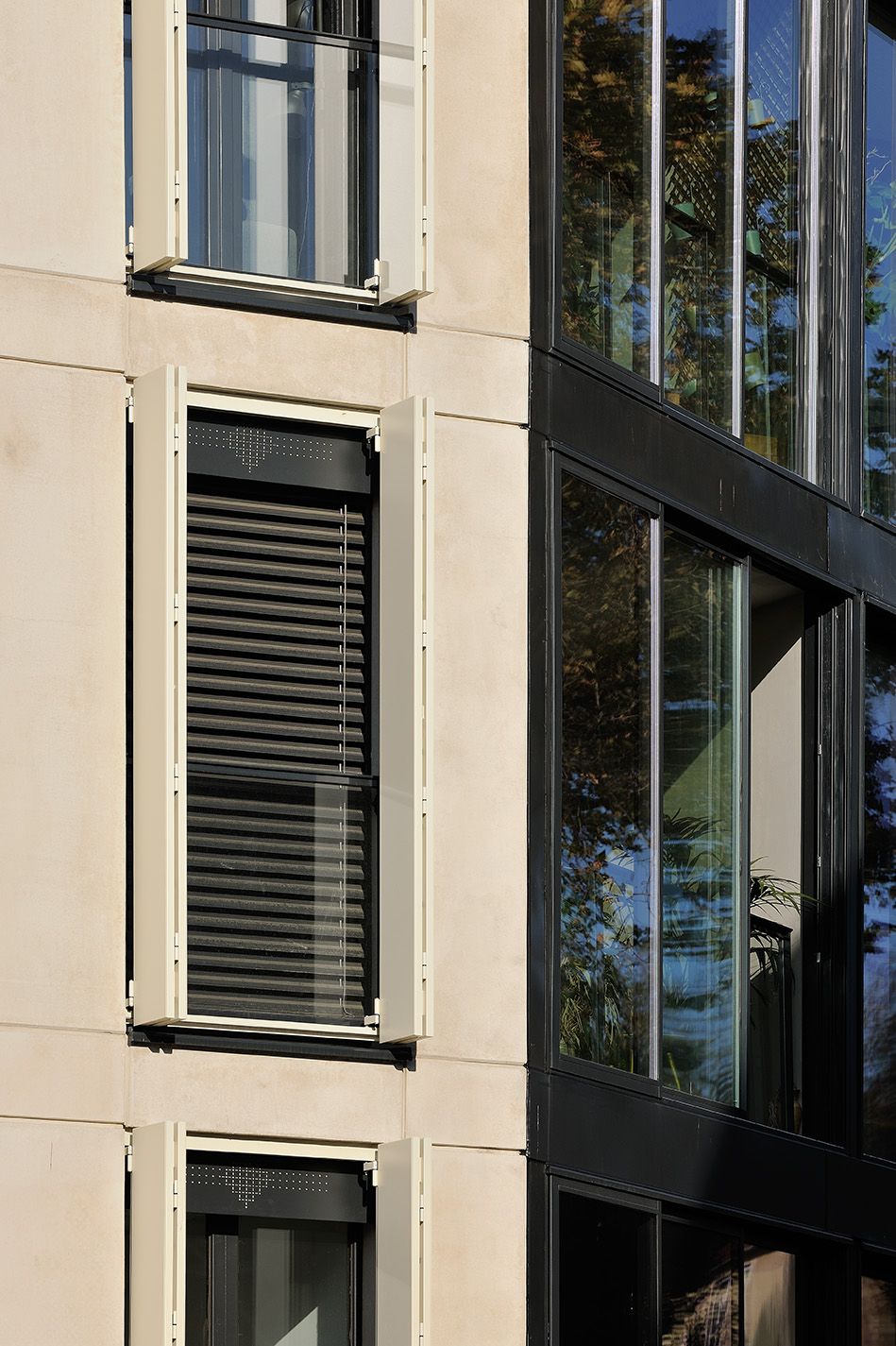Lugdunum, détail de façade en pierre et volets métalliques