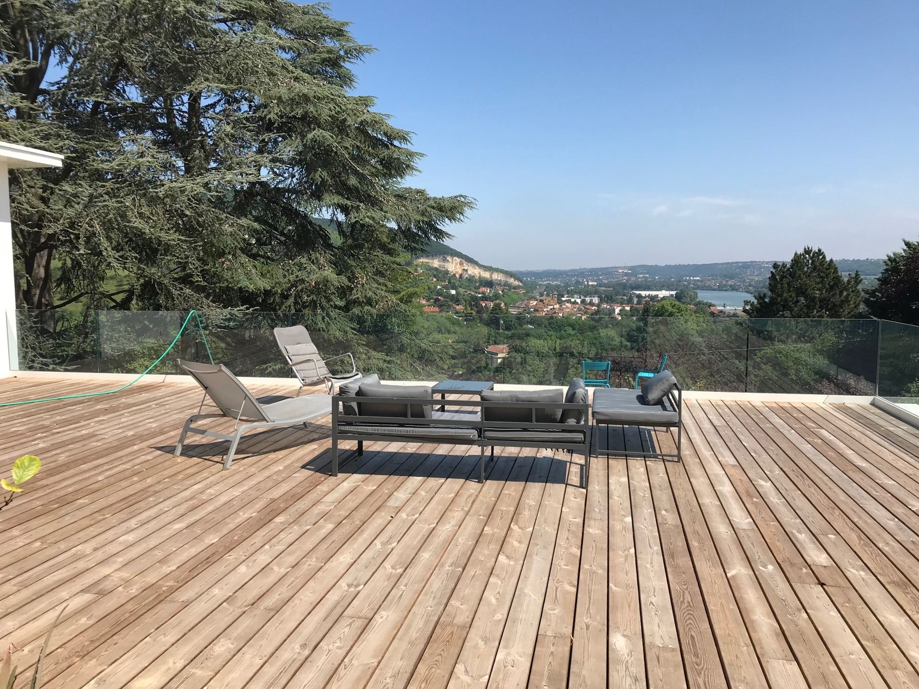 Terrasse en bois de La Musardière avec vue sur la vallée de la Saône