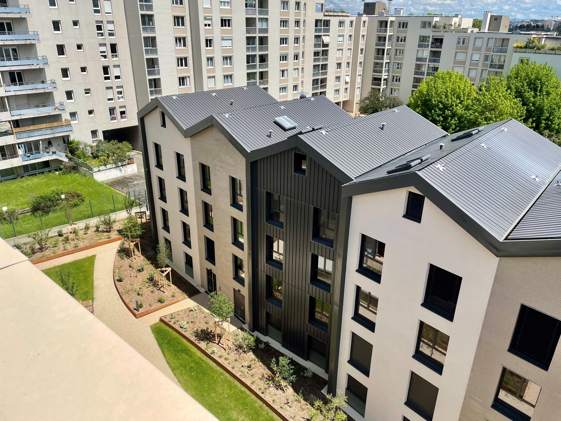 Urban 7 Factory à Gerland, toitures à deux pans et cœur d'îlot jardiné